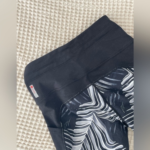 Zella Black and White tropical print leggings - Picture 3 of 4